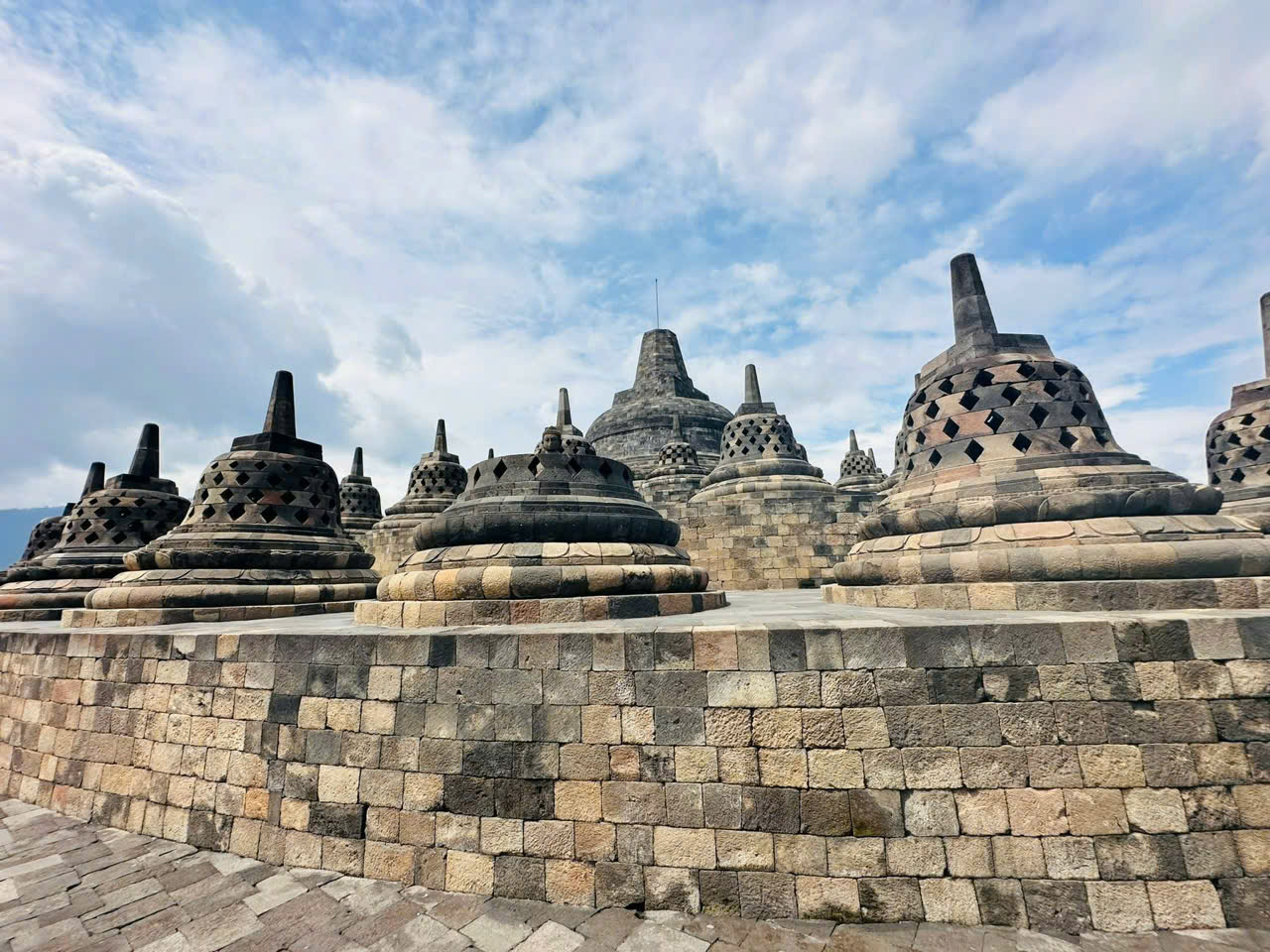 VIẾNG THĂM DI TÍCH BẢO THÁP PHẬT GIÁO ĐẠI THỪA BA LA PHÙ ĐỀ ĐỀN BÔ RÔ BU ĐUA JAVA INDONESIA KIẾN TRÚC GIÁC NGỘ TINH XẢO TOUR 5N4Đ TỪ HÀ NỘI TP HCM THĂM ĐỀN CỔ BOROBUDUR- ĐỀN PAWON & MENDUT- NÚI LỬA MERAPI